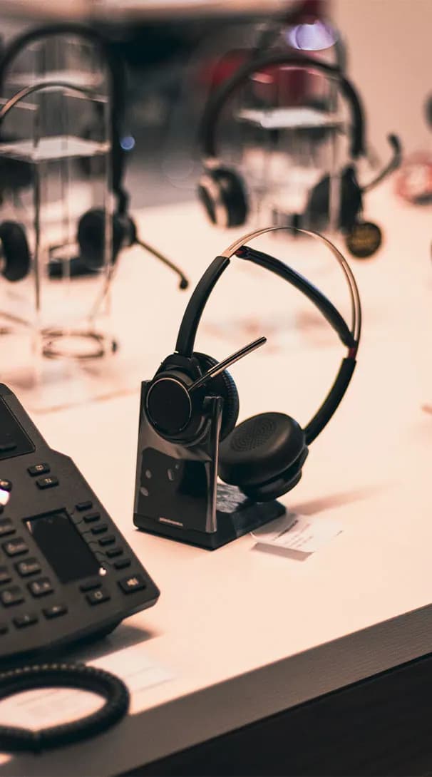 Kufje dhe telefon konference në showroom.