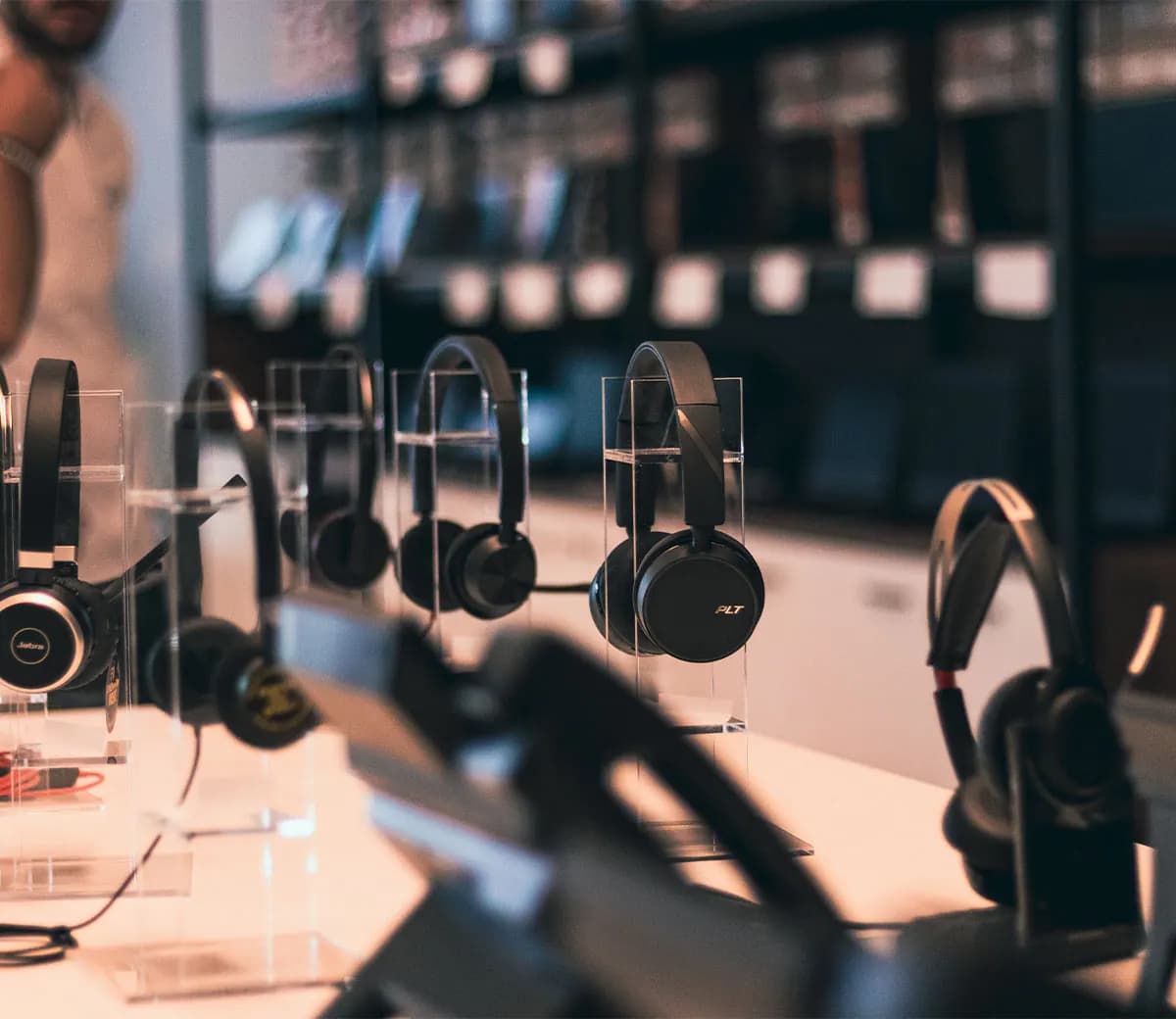 Kufje me mikrofon të vendosura në mbajtëse në showroom.
